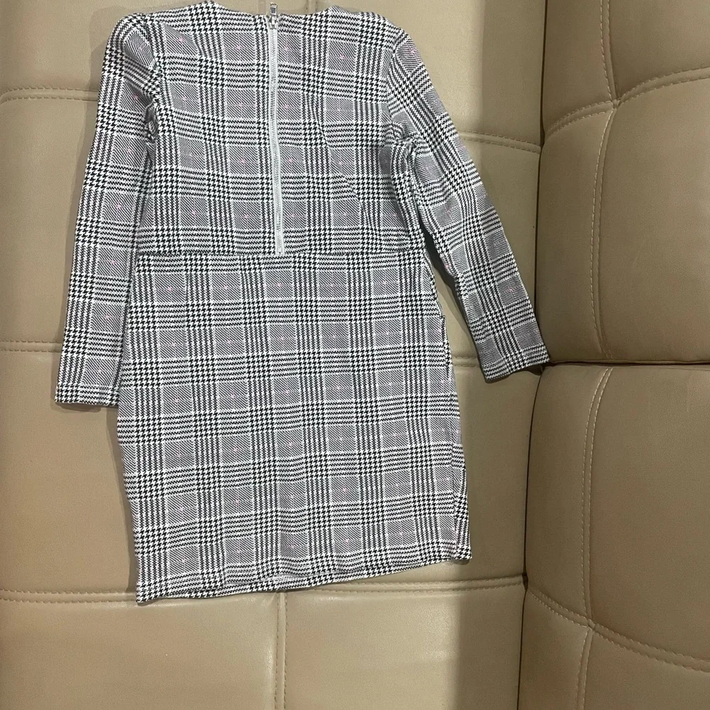 H&M dress for girls size 4-6 year old. - Picture 2 of 5